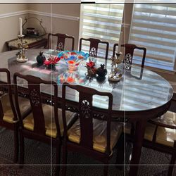 Dinning Table  With 8 Chairs, Excellent Condition 