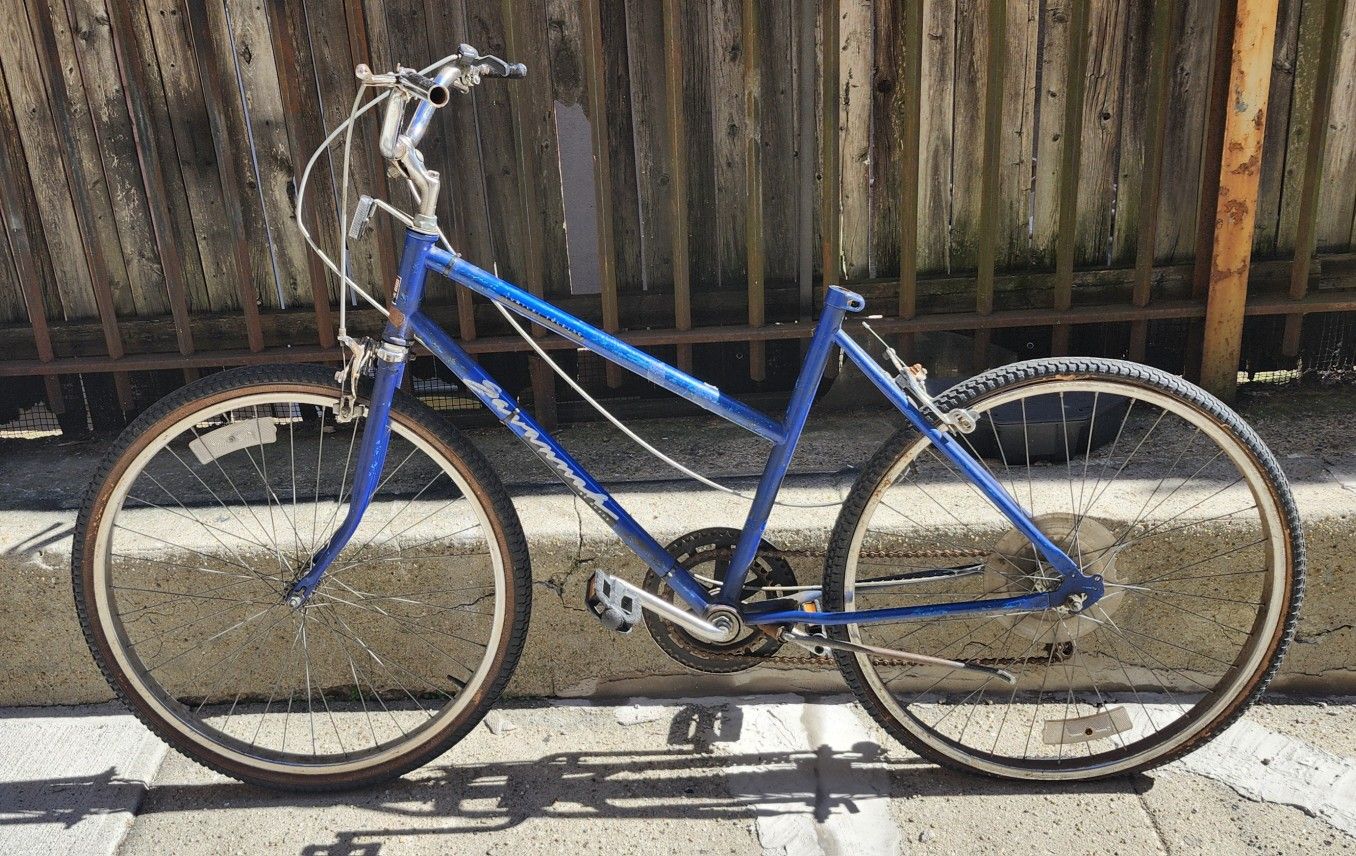 Huffy Savannah bike, 17 3/4 frame, 26" wheels, 5 speed - For parts or repair.