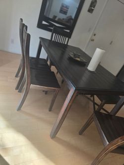 (PENDING FULL PRICE )Dining room kitchen table