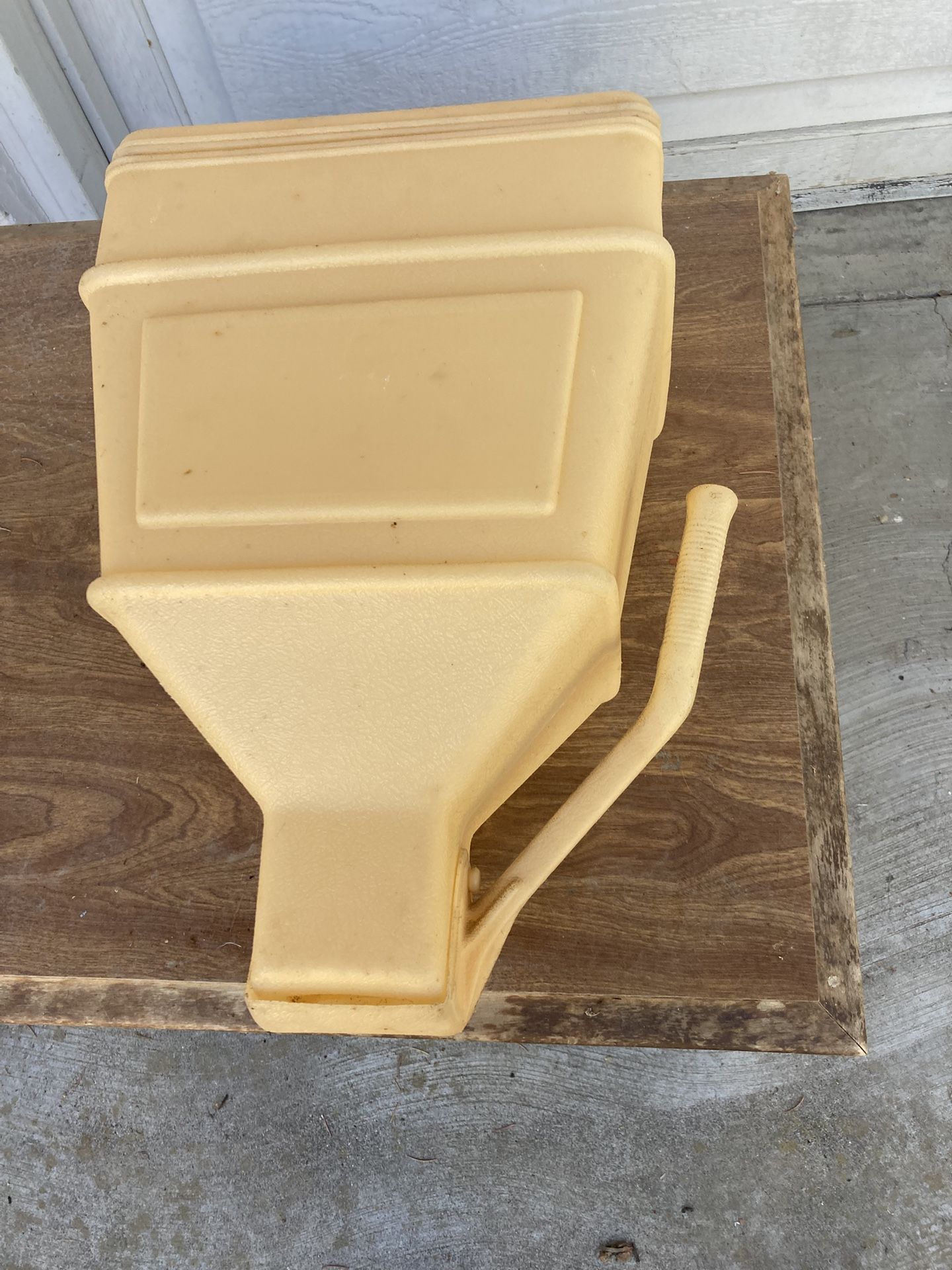 Pet food dispenser