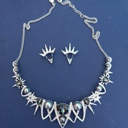 Necklace With There Earrings Pearl's 