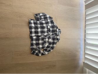 white and black plaid button-up shirt