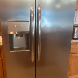 Frigidaire Refrigerator 