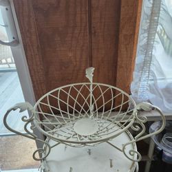 Vintage Farmhouse White Wire Bowl fruit/vegetable/plant Wrought Iron Leaf Deco Footed Basket