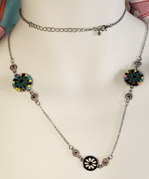Ladies Floral Fashion Necklace.