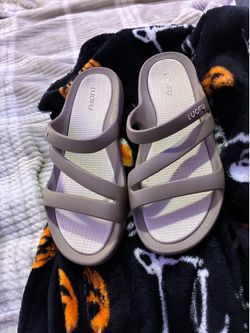 Woman’s sandals size 5.5 new