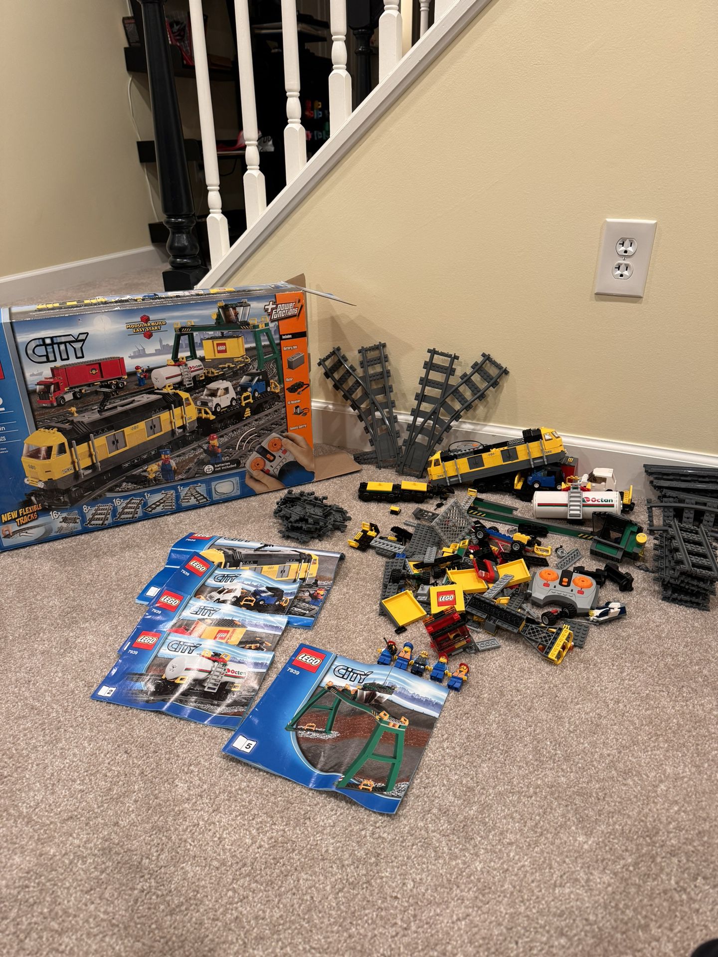 LEGO 7939 CITY CARGO TRAIN.  w/Tracks, Minifigs! Works!