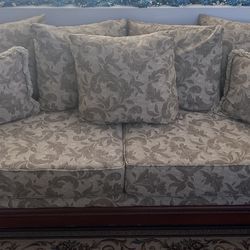 Elegant Traditional Sofa Set