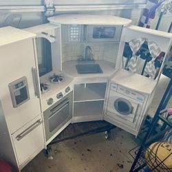 KidKraft Stunning Wooden Kids Gourmet Play Kitchen