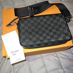 BEST OFFER) Louis Vuitton Messenger Bag district PM men for Sale in New  York, NY - OfferUp