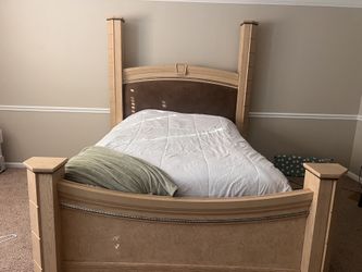 Queen Bed, Dresser And Mirror Set