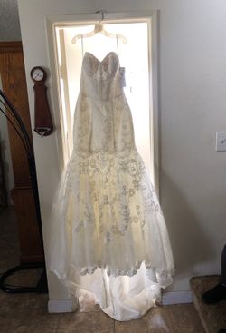 Galina Signature Wedding Dress Size 10. Never been worn or altered.
