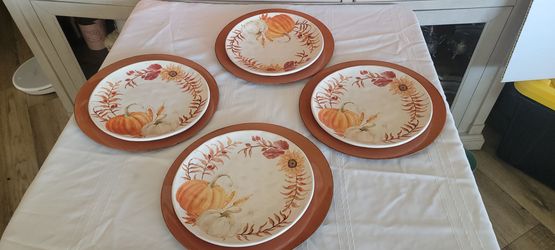 4 FALL /THANKSGIVING DINNER PLATES WITH MATCHING CHARGER PLATES ALL FOR 15.00