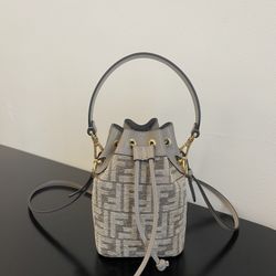 Women's classic versatile shoulder bag
