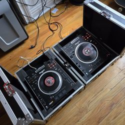 NUMARK V7 TURNTABLES
