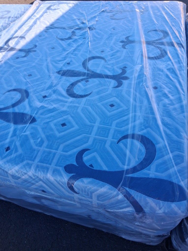 Brand New Queen Size Memory Foam Mattress And Box Spring Free Delivery