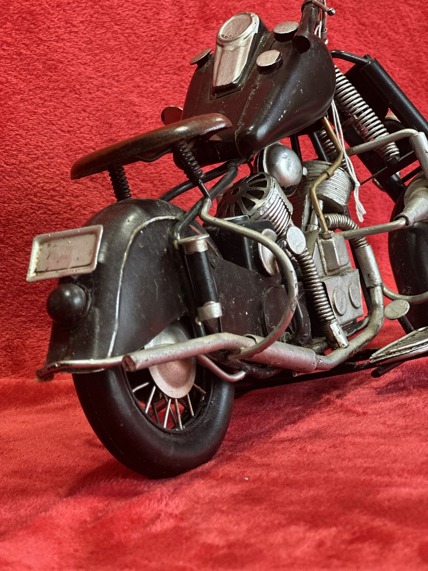 Vintage Metal Motorcycle Model – Retro Decor Collector’s Piece 🏍️