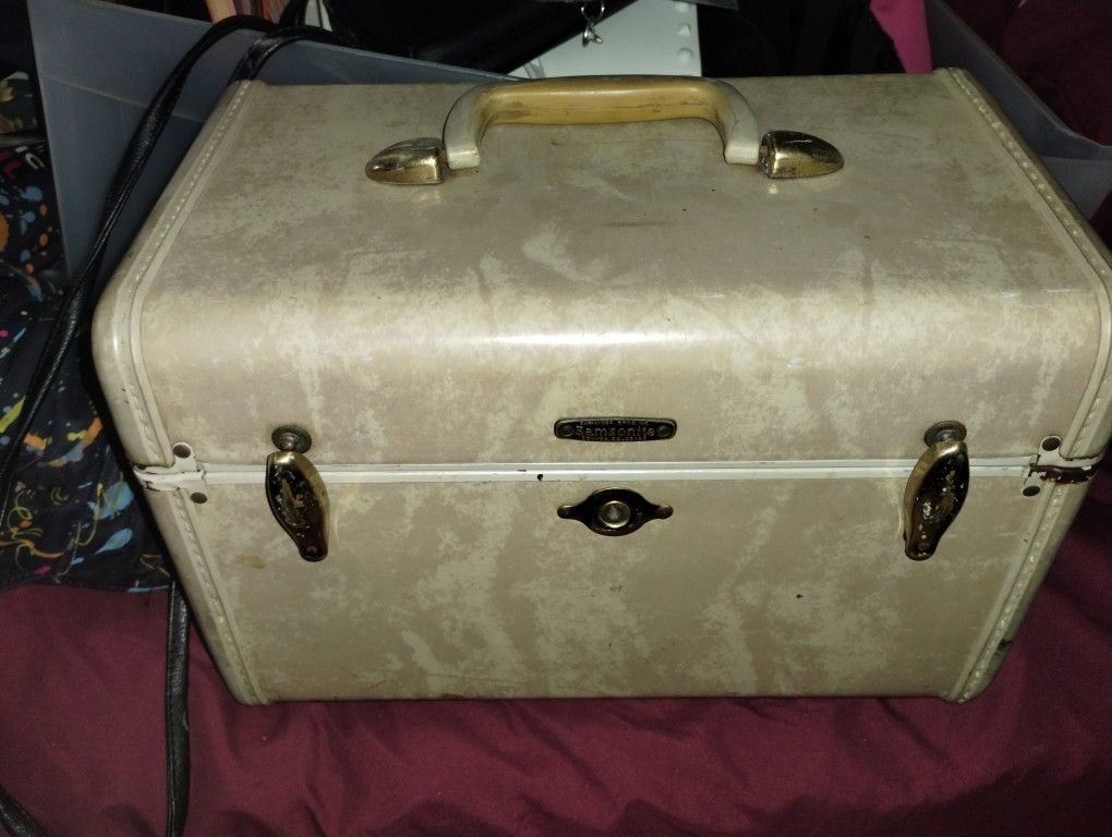 Samsonite Luggage Box With Latches w/o Key