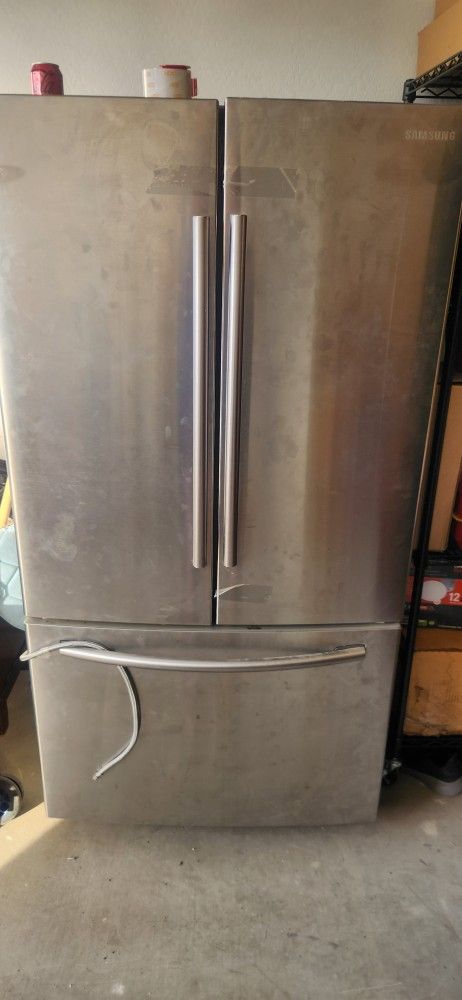 Refrigerator- Needs Cleaned - Must Sell.asap