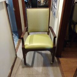 I Have Four Of These Chairs And Good Condition I Want $30 For The Four You Can Come And Pick It Up