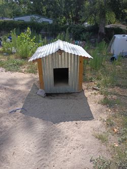 LARGE Dog House