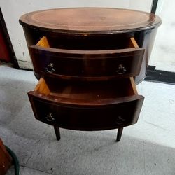 Early 20th Century American Federal Style Flame Mahogany Leather Top Oval Side Table.