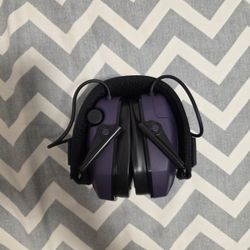 Electronic earmuff for shooting 