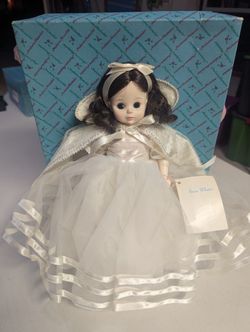 SNOW WHITE - Madame Alexander Doll in White Dress & Cape #1555
