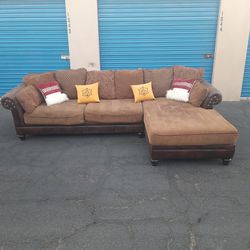 Modern Sectional Couch 🛋️ Includes Pillows, Very Nice 