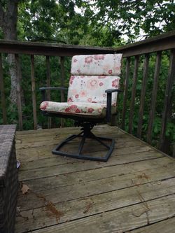Hampton Bay Swivel Patio Chairs