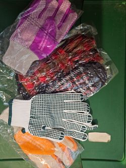 4 pairs of garden gloves - brand new