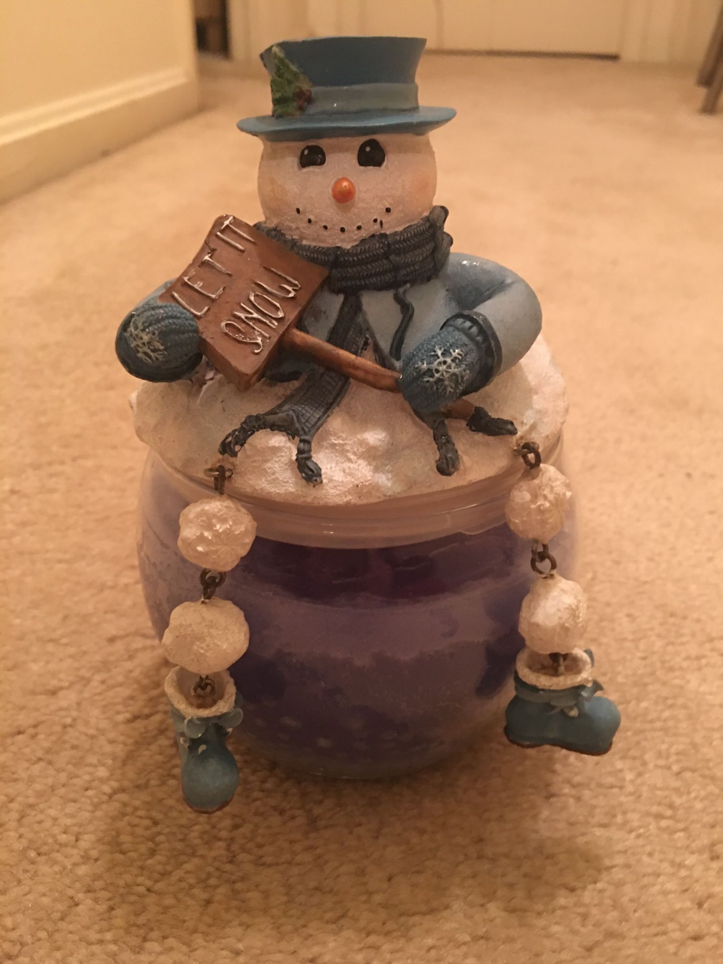 Candle with snowman lid/topper
