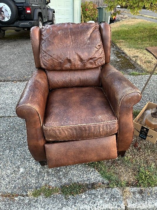 Leather Recliner( In Lynnwood)
