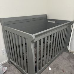 Baby Crib / Toddler Bed 