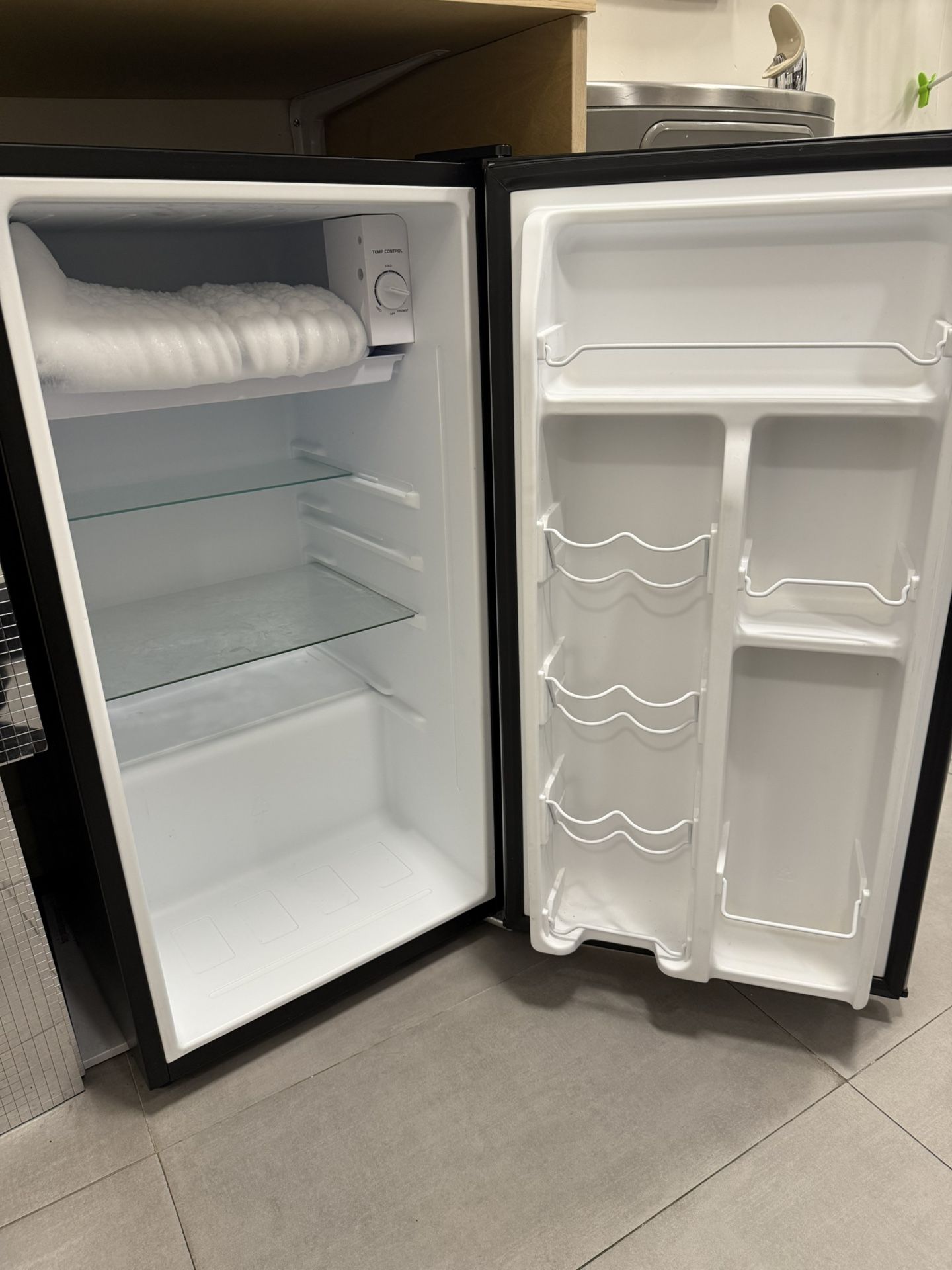Mini Fridge – Gala + Microwave