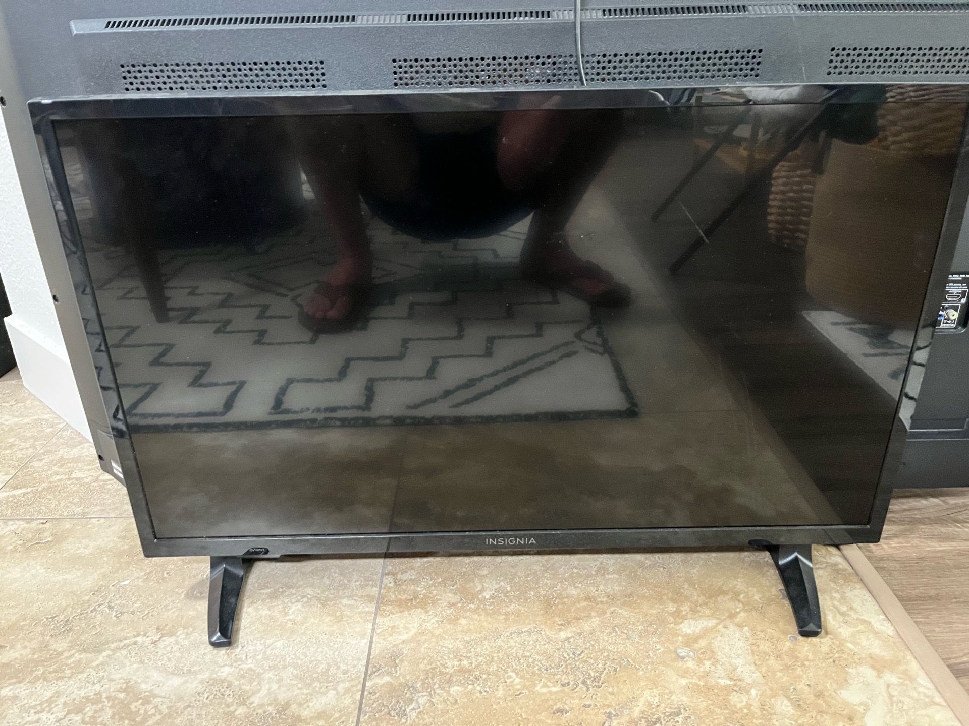 35” insignia TV/monitor
