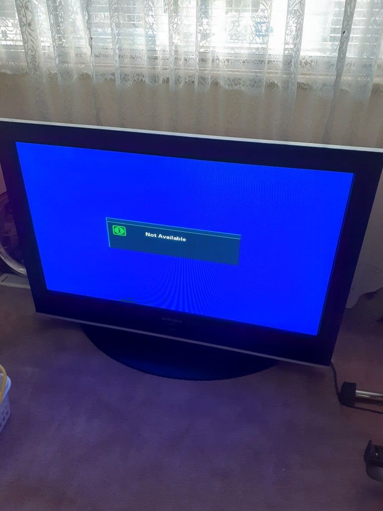 42" SAMSUNG TV with remote it works.