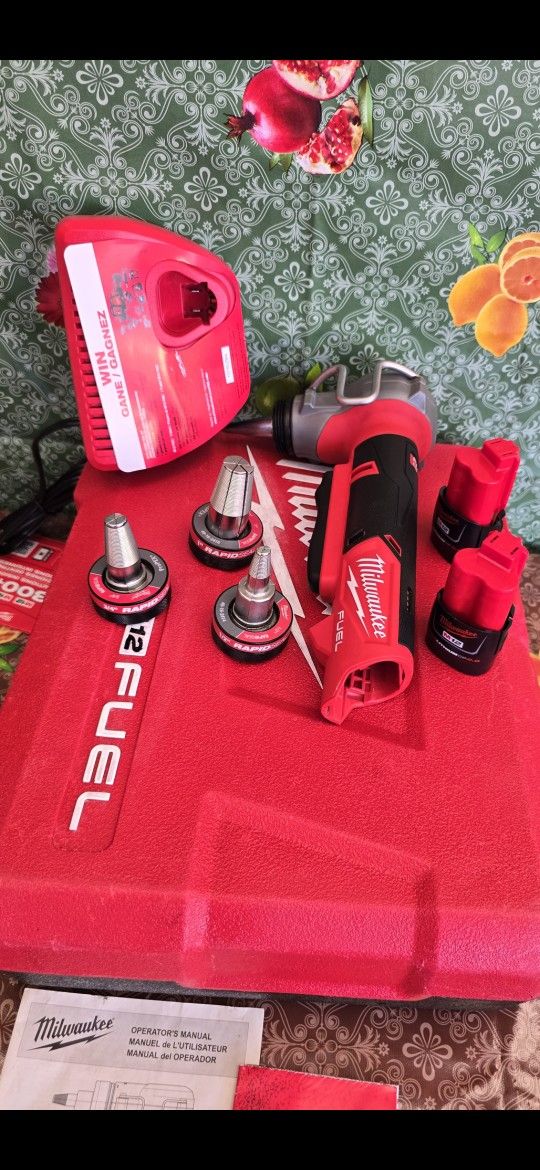 MILWAUKEE
M12 FUEL -12-VOLT LITHIUM ION BRUSHLESS CORDLESS PROPEX EXPANSION TOOL KIT