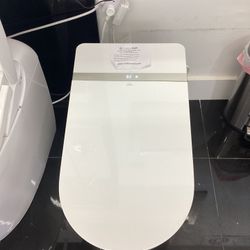 Smart Toilet Bidet, Auto Flush Auto Clean, Auto Open, Available For Pick Up 