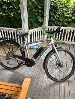 Trek Verve+ 2 E-Bike – Excellent Condition – New Charger