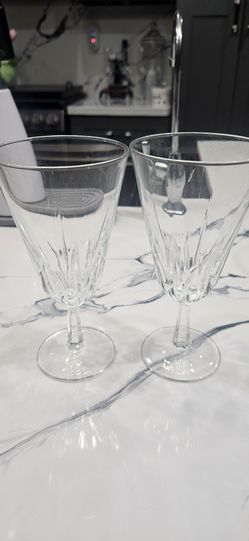 2 sturdy wine glasses