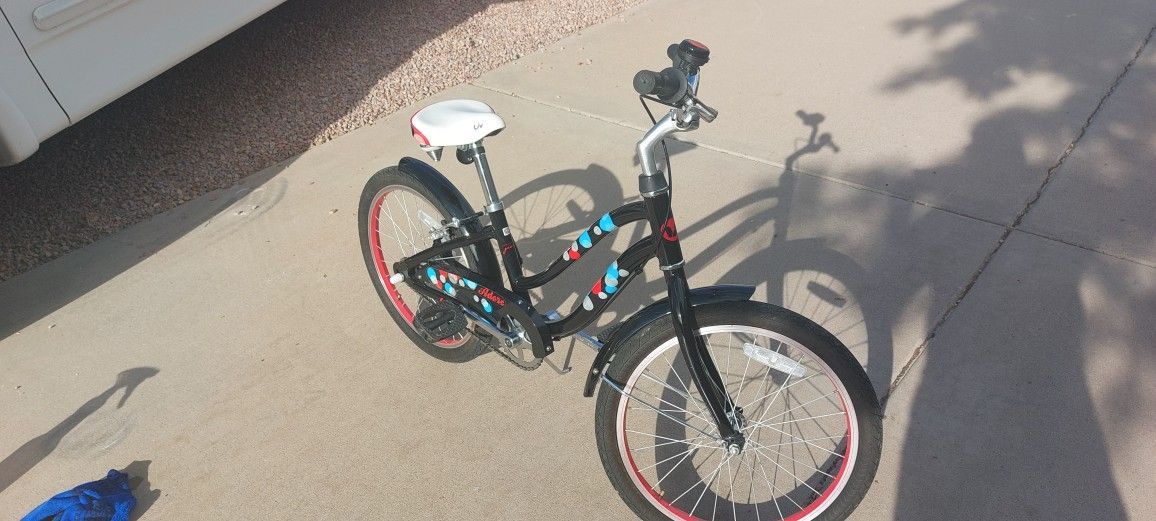 Girls LIV/Giant 20 Inch Cruiser Bike