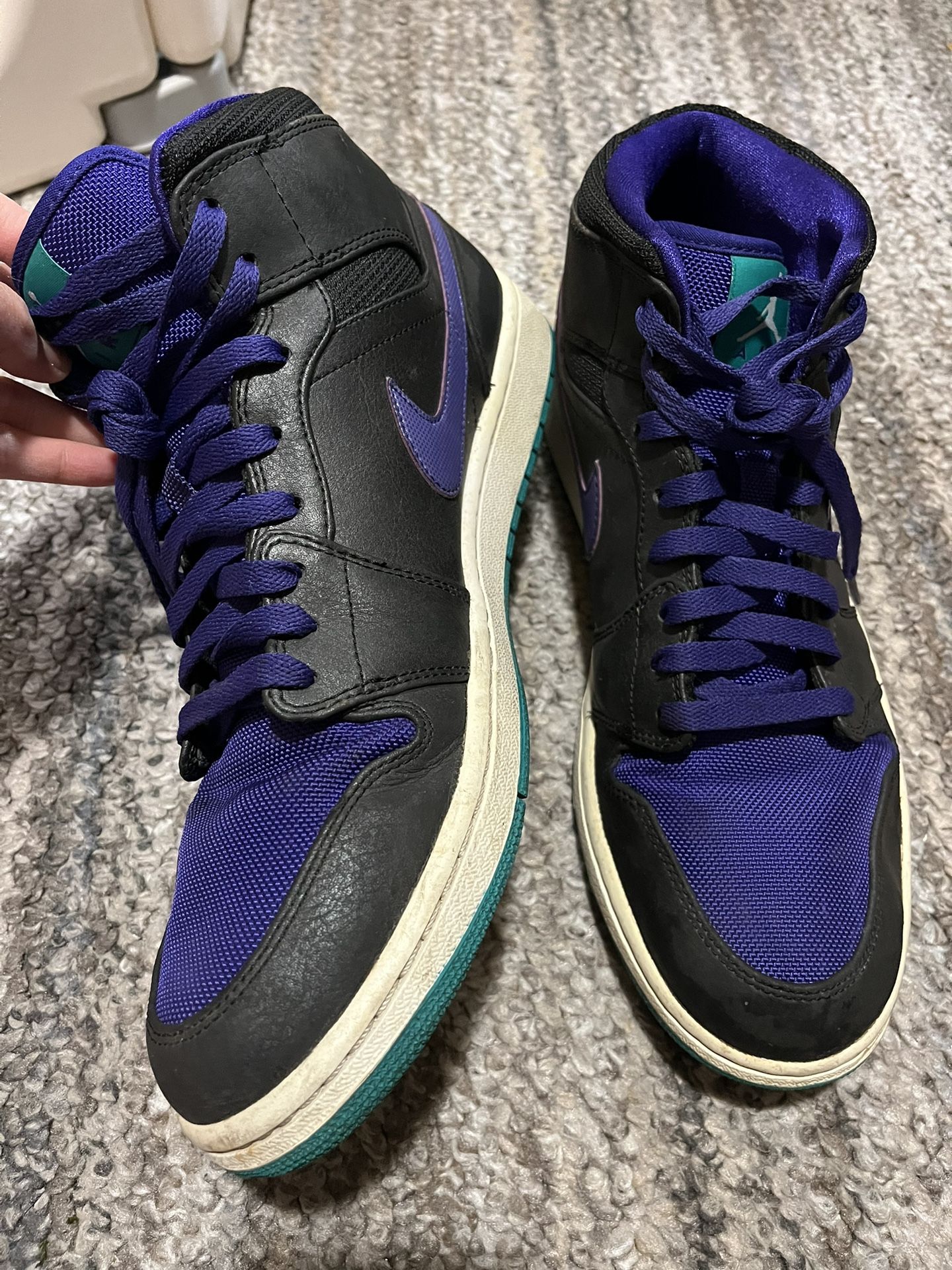 Air Jordan 1 Mid Black Grape SIZE 11.5