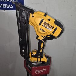 DEWALT Xr BRUSHLESS 15 GAUGE FINISH NAILER KIT Firm $250
