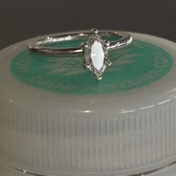 18k White Gold And Natural Diamond Ring