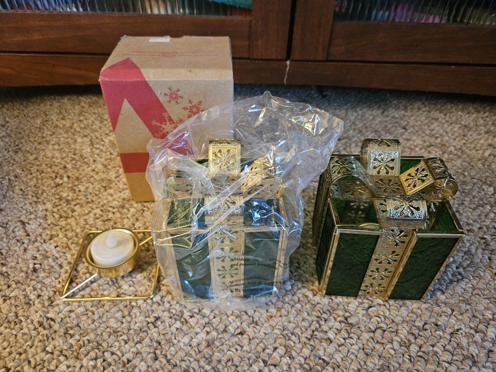 Avon Green/Gold Stainglass Gift Box With Flameless Tealight
