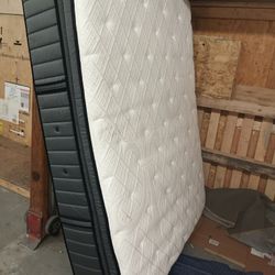 BEAUTIFUL Sterns And Foster Pillow Top Queen Size