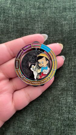 Disney “Magic in the Stars” Zodiac Series – Aquarius (Pinocchio & Figaro spinner pin).