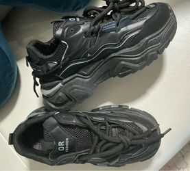 Shoes Size  EU size 41 converts to a US size 8 in men's shoes and a US size 10.5 in women's shoes.