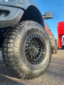 17x9 KMC Rines Y Llantas 37/1250/17 Arroyo RT LT